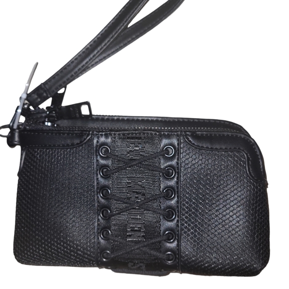 Steve Madden Handbags - 💕HP💕NWT Steve Madden Clutch/Wrislet💕
